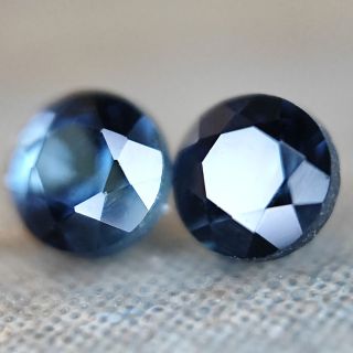 Modrý turmalín 💎 Dovolte mi představit vám dva šperkové kameny broušené jako pár do náušnic. Turmalíny jsou drobné, o...