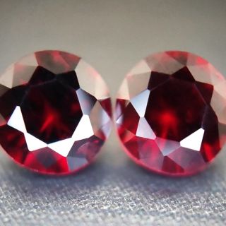 Český granát 💎 Dva přírodní šperkové kameny broušené jako pár do náušnic. Fasetový výbrus a barva holubí krve, vytváří...