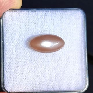 Měsíční kámen se zářivě bílou adularescencí a kolébavým schillerovým efektem. Drahokam je broušený ve tvaru oválného...