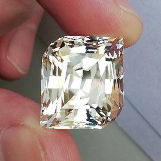 Strach z neúspěchu, nejistota a každodenní tlak dokážou člověka pohltit. Citrín tu není proto, aby sliboval zázraky – ale...